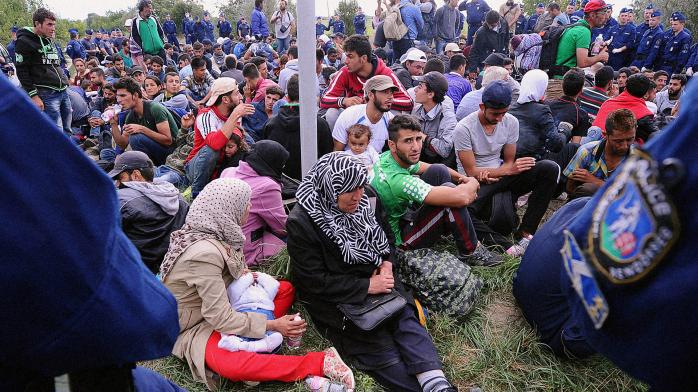 Греція евакуює біженців з найбільшого табору на кордоні з Македонією
