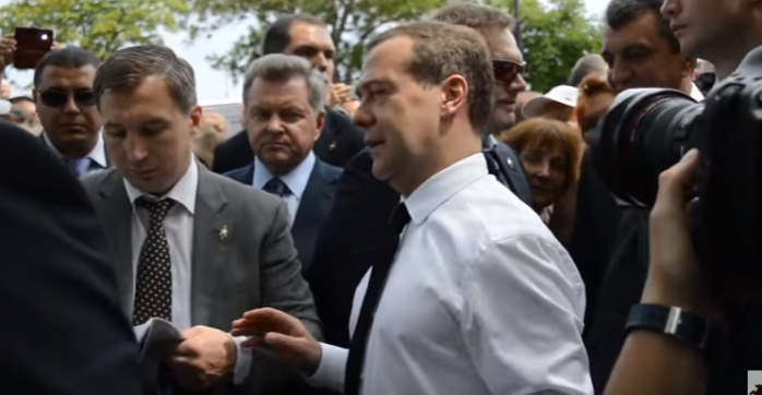 Вояж Медведева к пенсионерам Крыма: Денег нет, всего доброго (ВИДЕО)