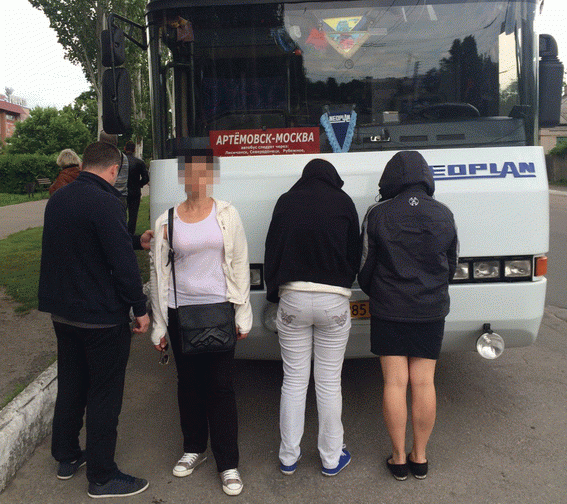 Жительница Луганщины везла в Россию двух девушек для оказания сексуслуг