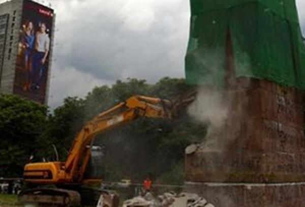 Залишений для музею пам’ятник чекістам в Києві зруйнували екскаватором (ФОТО)