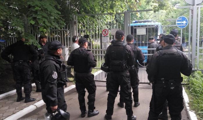 «Справа 2 травня»: активісти заблокували будівлю суду, який відпустив підозрюваного росіянина (ФОТО)