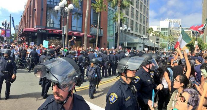 В Сан-Диего прошли акции противников Трампа, есть задержанные (ВИДЕО)