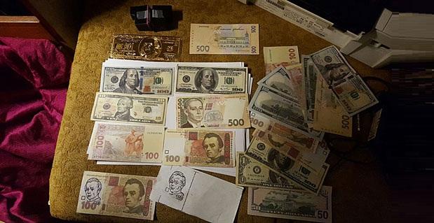 В Днипре полиция задержала гривневых и долларовых фальшивомонетчиков (ФОТО)