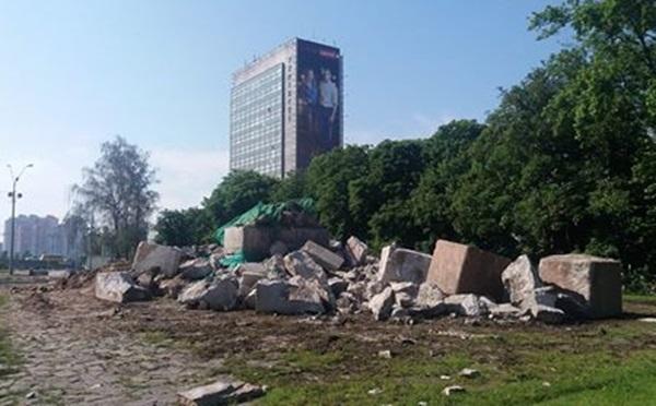 В Киеве таки повалили памятник чекистам, не дожидаясь проекта музея (ФОТО)