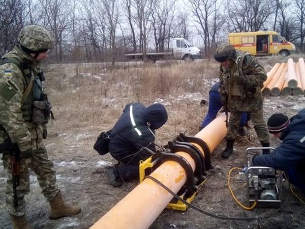 Боевики трижды обстреляли ремонтников газопровода в районе Марьинки