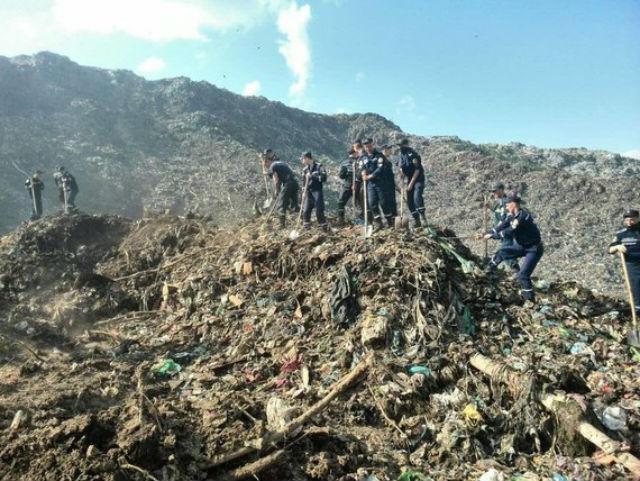 На свалке мусора под Львовом возобновились поиски спасателей