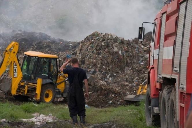 Из-под завалов мусора близ Львова извлекли тело второго спасателя