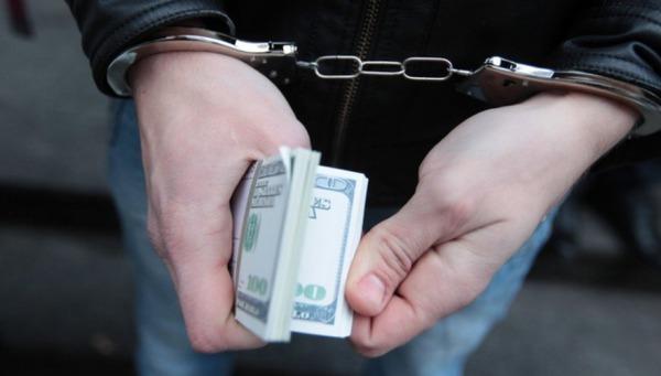 У Києві поліцейський торгував дозволами на зброю і даними з бази МВС