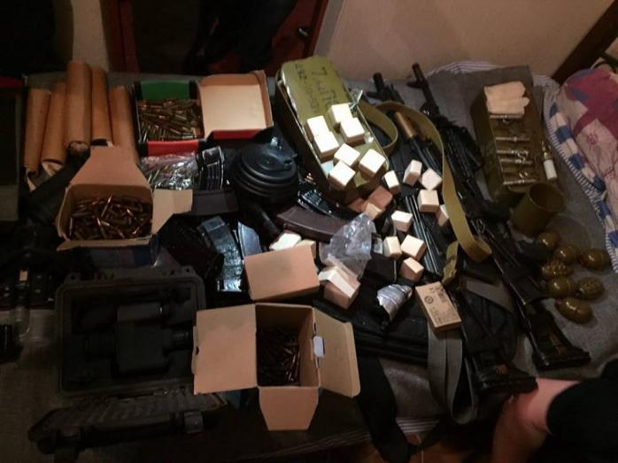 В Мариуполе полицейские прятали арсенал незаконного оружия (ФОТО)