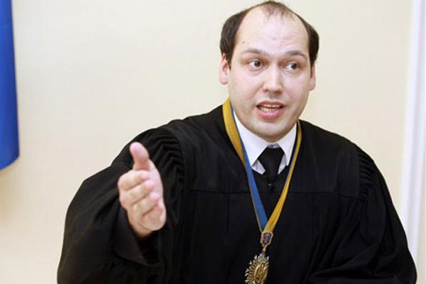 Квалификационная комиссия продлила отстранение судьи, который посадил Луценко