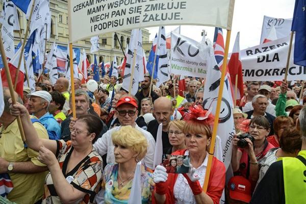 Антиурядовий марш у Варшаві зібрав десятки тисяч людей (ФОТО)