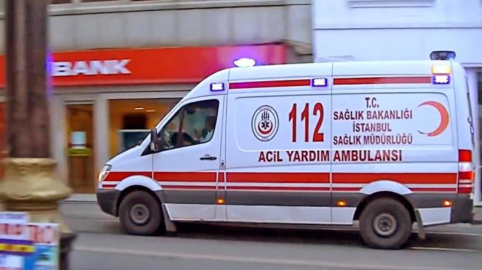 Взрыв возле автобусной остановки в Стамбуле: 2 погибли, 8 ранены — СМИ