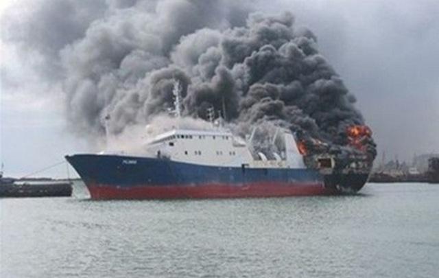 В России на судостроительном заводе горит военный корабль (ВИДЕО)