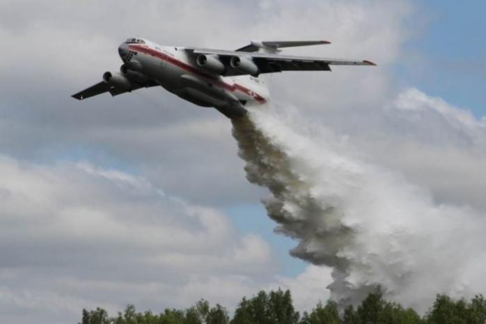 Обнародовано видео тушения самолетом пожара на свалке под Львовом