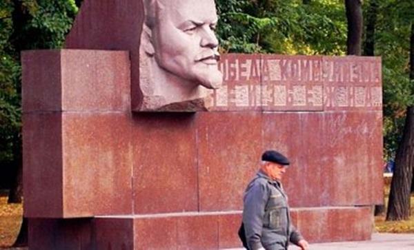 Дніпро попрощався з «неминучою перемогою комунізму»