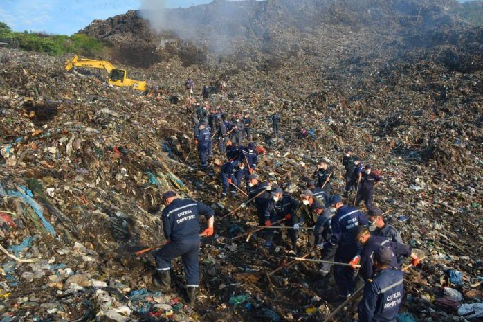 Рятувальники продовжують шукати зниклого комунальника на Грибовицькому сміттєзвалищі