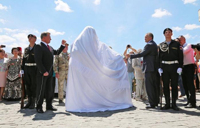 В Сімферополі окупанти відкрили пам’ятник «ввічливим людям» (ФОТО)