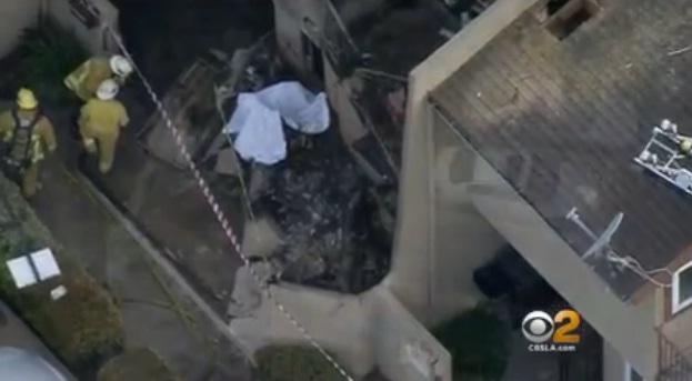 На жилой дом в Лос-Анджелесе упал самолет, есть жертвы