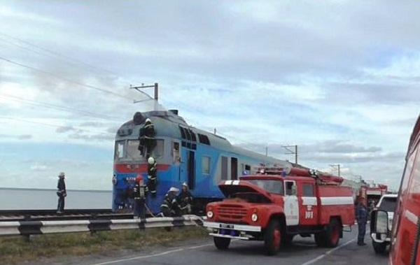 На дамбе возле Черкасс загорелся поезд со 100 пассажирами (ВИДЕО)