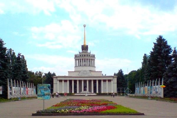 В Киеве оставят запрещенную символику на здании «Экспоцентра Украины»