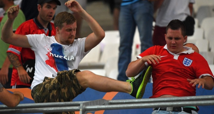 Во Франции спецназ заблокировал российских болельщиков, следовавших на матч со Словакией