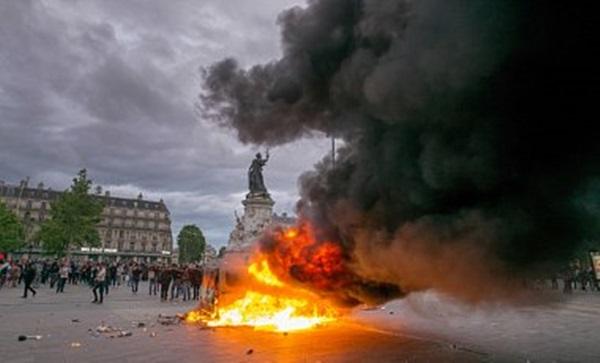 Во Франции протестующие против трудовой реформы забросали полицейских камнями (ФОТО)