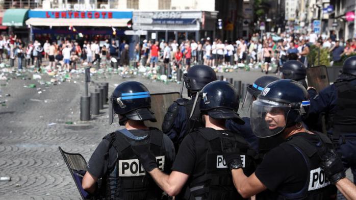 Французская полиция удерживает под стражей 32 российских футбольных фаната