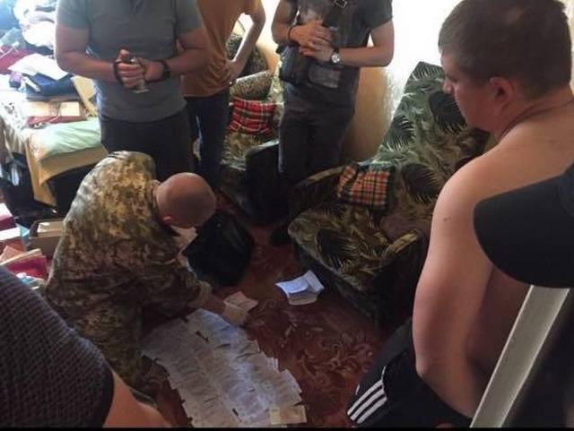 У Києві на хабарі в 40 тис. грн схопили командира підрозділу Нацгвардії (ФОТО)