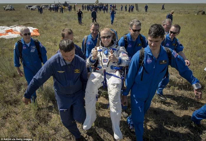 Космічний екіпаж МКС успішно приземлився на Землі (ФОТО)