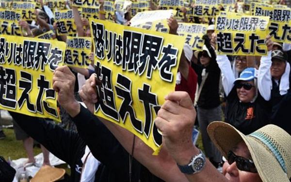 На Окінаві масовий протест проти військового контингенту США (ФОТО)