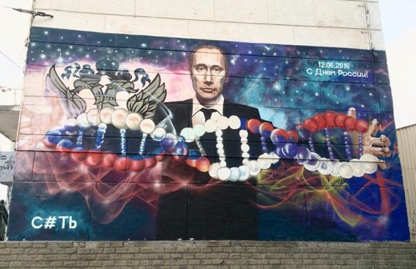 Куда ни глянь — Путин. Оккупанты изрисовали Крым муралами с президентом РФ (ФОТО)