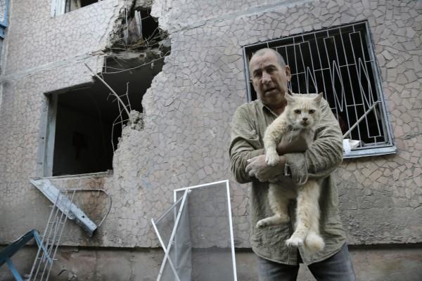 Боевики ударили по многоэтажке в Красногоровке: ранены мирные жители