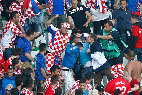 Хорватию оштрафовали на 100 тыс. евро за поведение футбольных фанатов во Франции