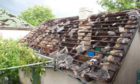 На Закарпатье мощный град изрешетил крыши домов и автомобили (ФОТО, ВИДЕО)