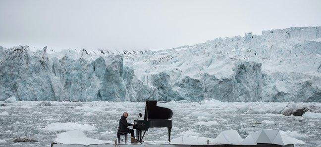 Пианист из Италии дал концерт на льдине в Северном Ледовитом океане (ВИДЕО)
