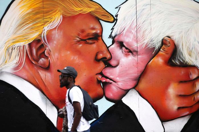 В Британии появился мурал с «советским» поцелуем Трампа и экс-мэра Лондона (ФОТО)