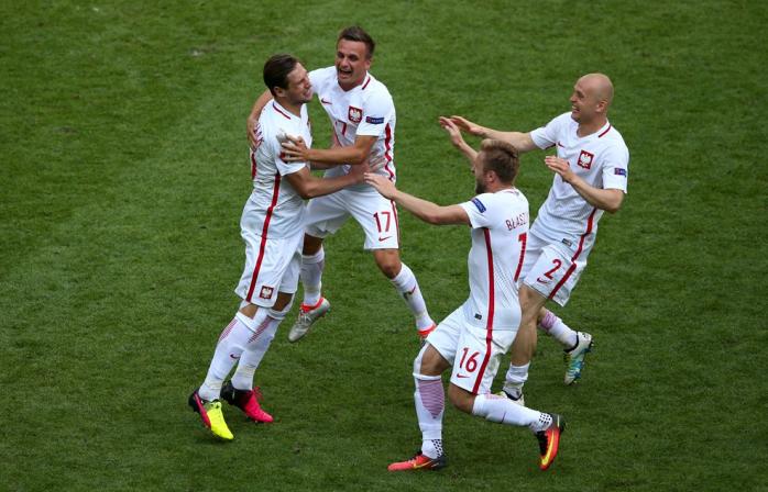 Польша в поединке со Швейцарией по пенальти прошла в 1/4 финала Евро