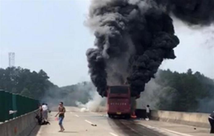 В Китае сгорел пассажирский автобус, не менее 35 жертв