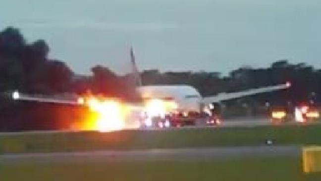 В Сингапуре Boeing 777 загорелся в ходе экстренной посадки (ВИДЕО)
