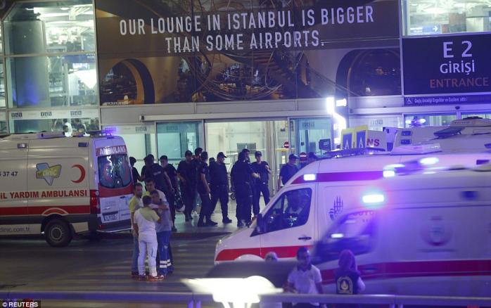 Теракты в аэропорту Стамбула: 36 погибших, МИД ищет украинцев в больницах (ФОТО)