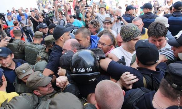 Под Одесской мэрией сцепились силовики и активисты (ФОТО)