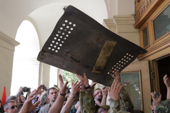 Во Львове возле мэрии потолкались активисты и правоохранители