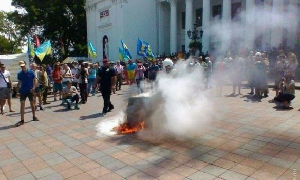 В Одессе задержали активиста, мешавшего тушению зажженных шин под горсоветом
