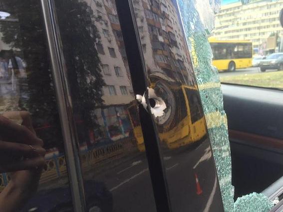 В Киеве на дороге мотоциклисты обстреляли автомобиль, есть раненый