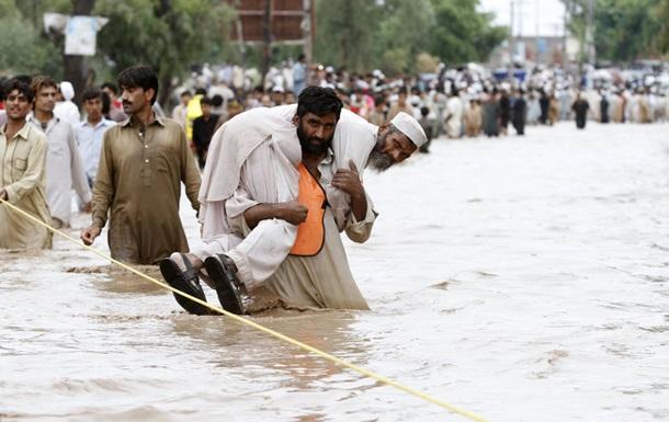 Наводнение в Пакистане смыло мечеть вместе с людьми