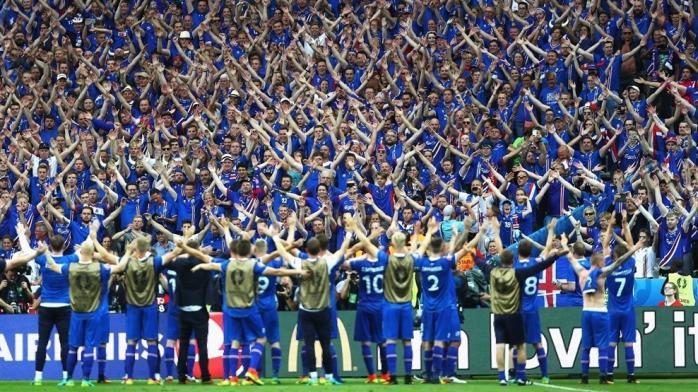 Появилось видео, как исландские фанаты поддержали сборную после поражения 5:2 от Франции
