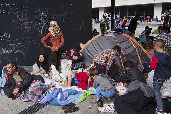Венгрия будет депортировать мигрантов без суда и следствия