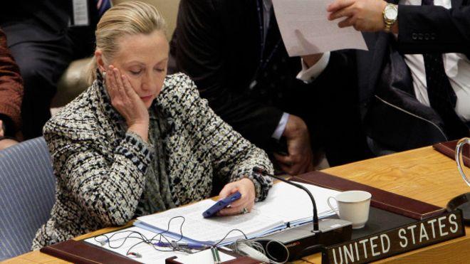ФБР: Клинтон пересылала секретные материалы по электронной почте