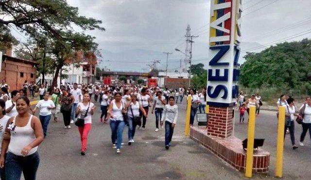 Колумбийская граница пала под натиском 500 женщин из Венесуэлы (ФОТО, ВИДЕО)