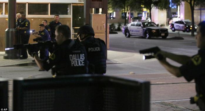 Розстріл поліцейських в Далласі: снайпер заявив про наявність у місті бомб (ВІДЕО)